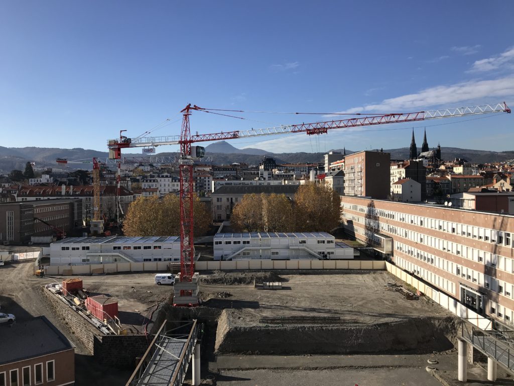 Grue avec vue sur la chaîne des Puys - Chantier de la cité scolaire Blaise Pascal à Clermont-Ferrand par CDR Construction
