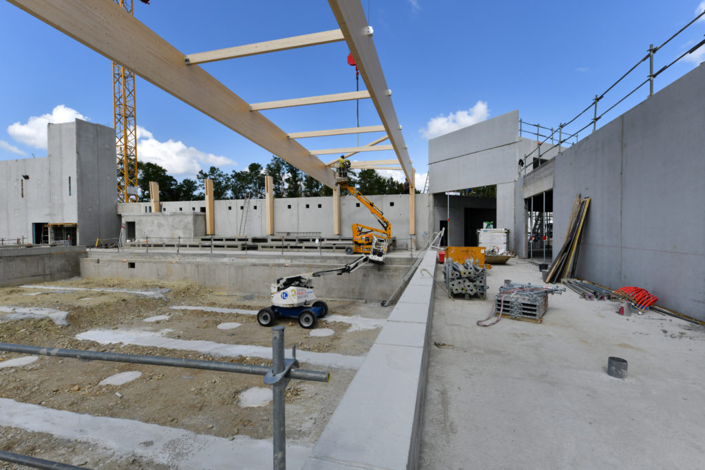 Pose de la charpente sur le chantier du centre aquatique communautaire de Thiers Dore et Montagne (CDR Construction)