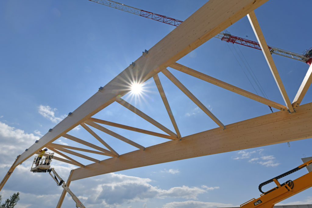 Pose de la charpente sur le chantier du centre aquatique communautaire de Thiers Dore et Montagne (CDR Construction)